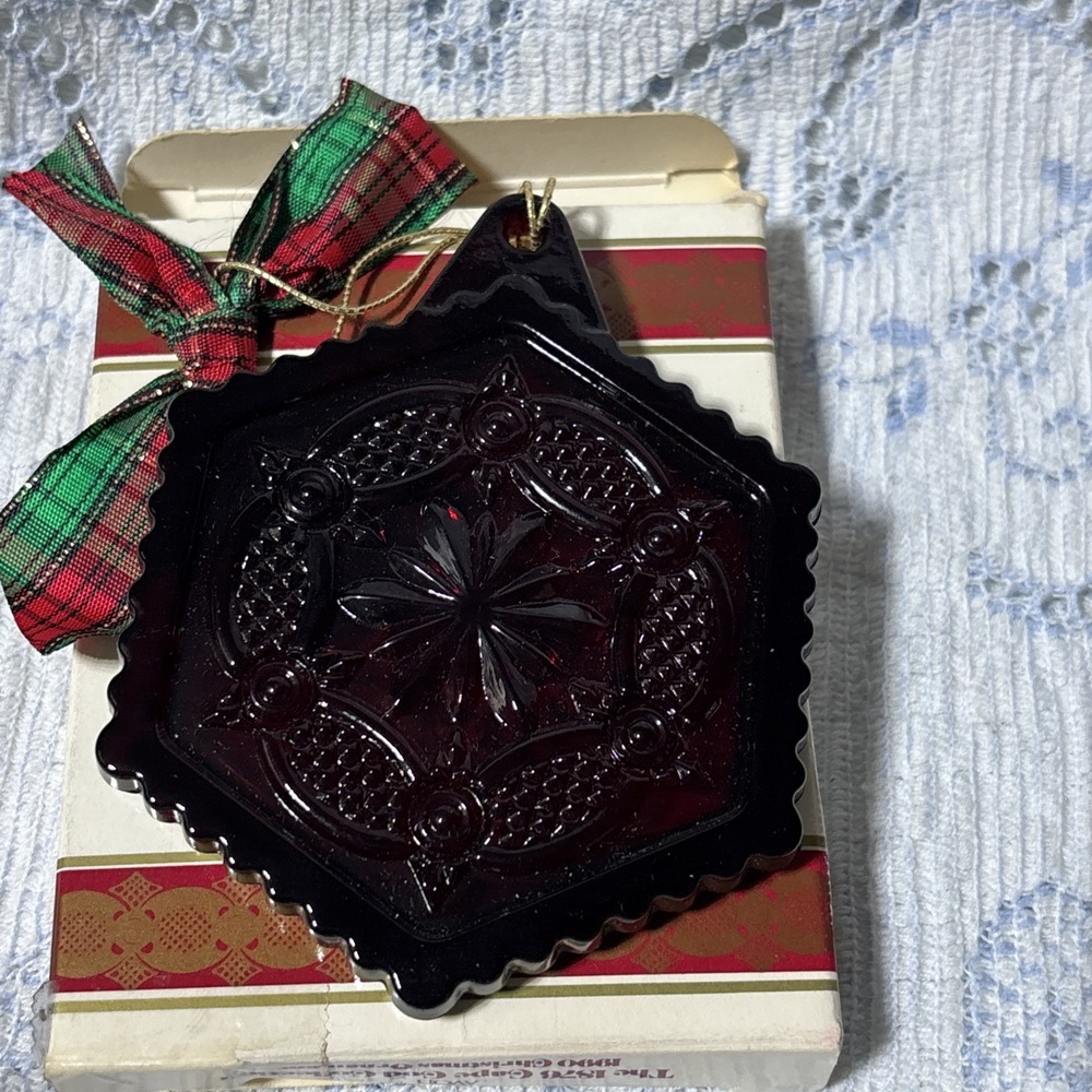 Avon 1876 Cape Cod Collection Red Glass 1990 Christmas Ornament With Box